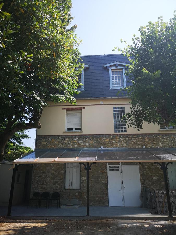Residence De La Republique Bessancourt Bagian luar foto